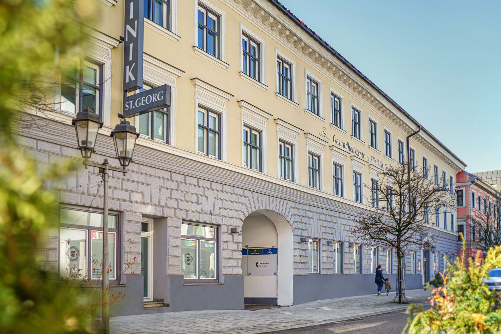 Außenansicht und Eingang des Clinicum St Georg