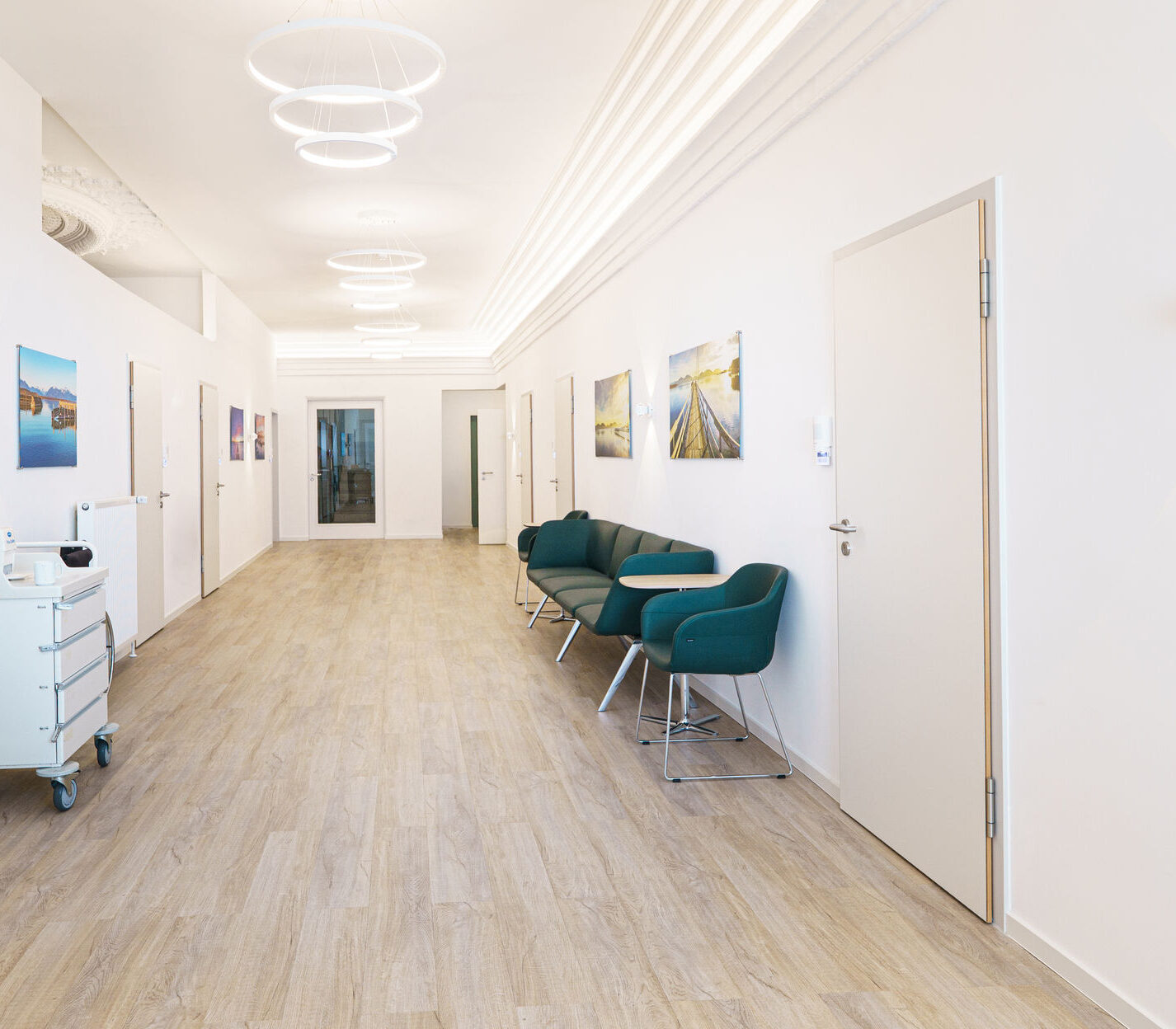 Gang mit Lampen Clinicum St Georg Raumaufnahmen A7 R08948Hyperthermie