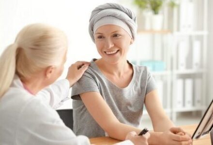 Krebs-Patientin mit Ärztin im Gespräch